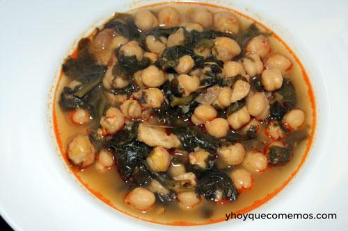 receta-de-potaje-de-garbanzos-con-espinacas-y-bacalao