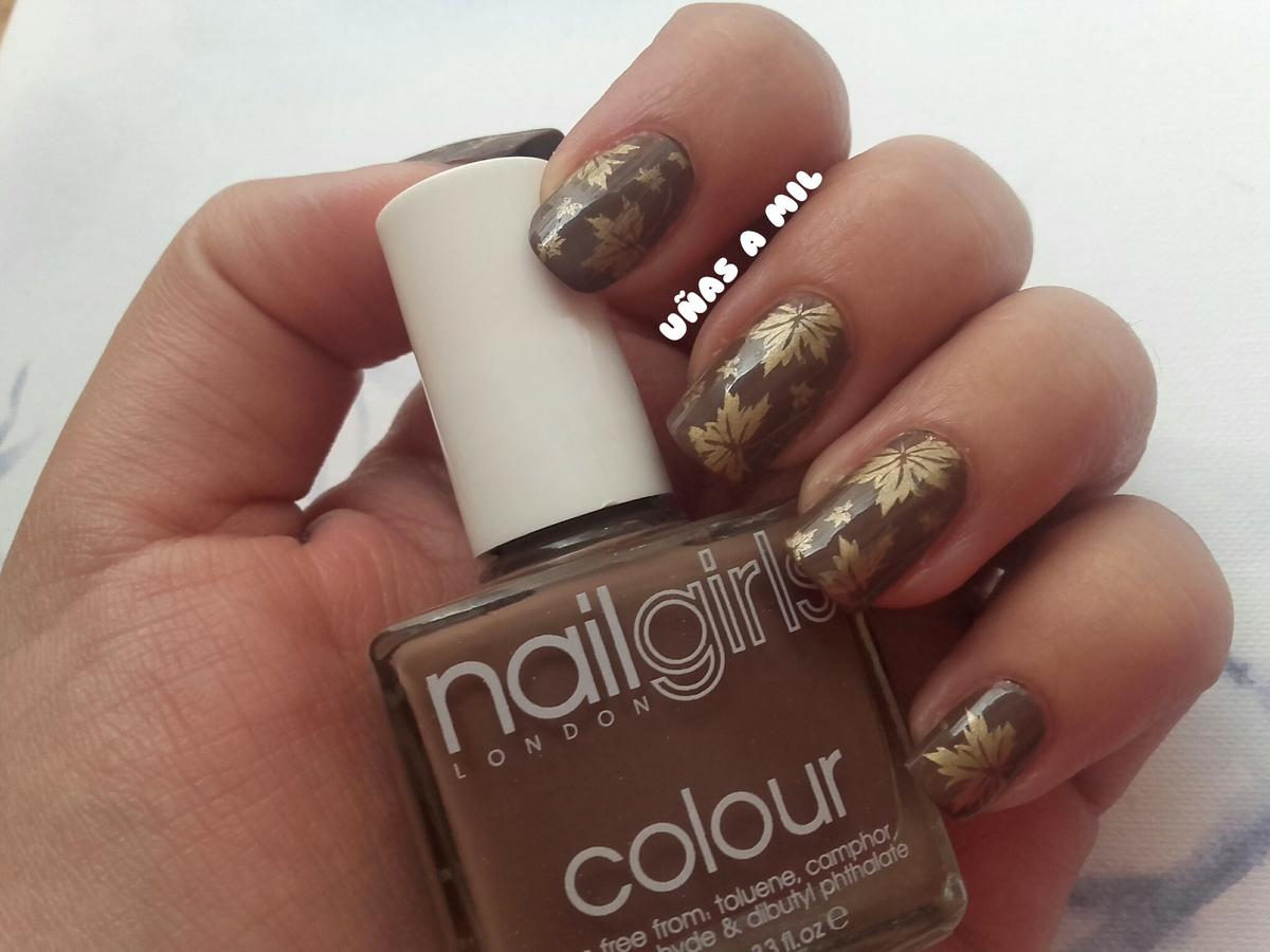 uñas_a_mil_diseño_uñas_marron_dorado_hojas_otoño_nail_art_estampacion