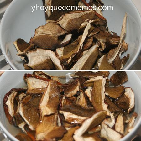 echar-las-setas-en-agua-para-la-pasta-de-salsa-con-setas