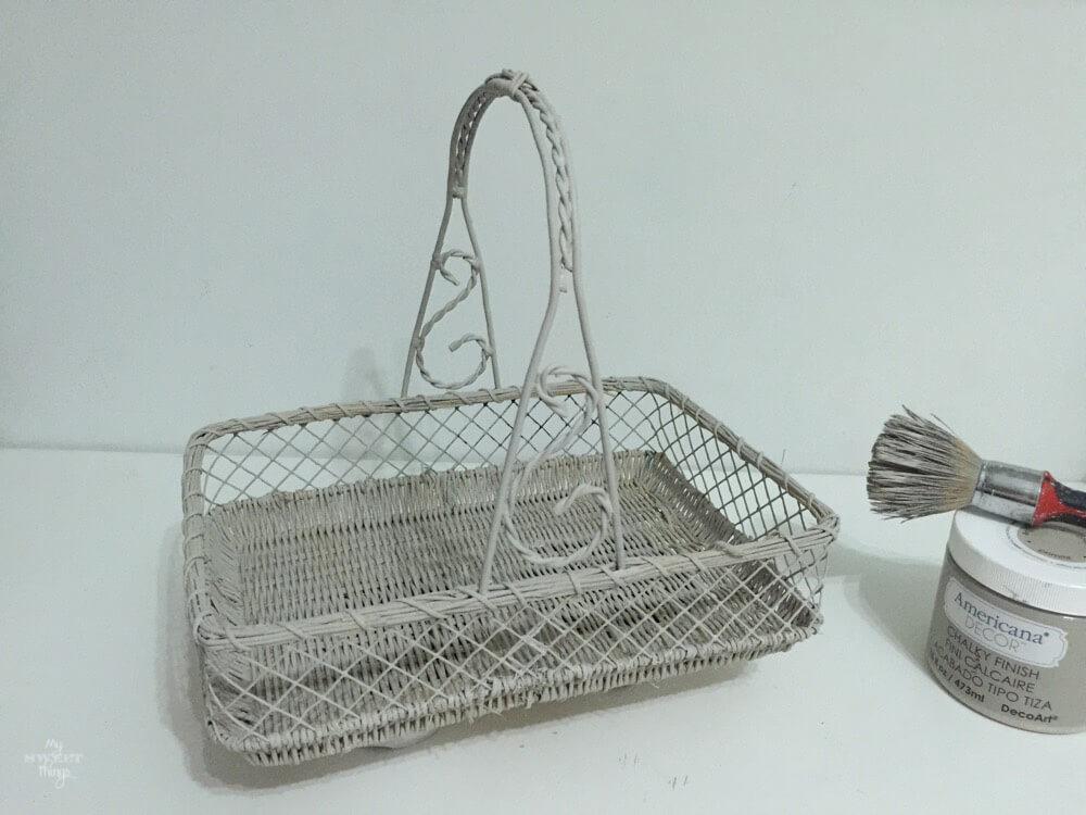 Reciclar una vieja cesta de mimbre usando un poco de chalk paint