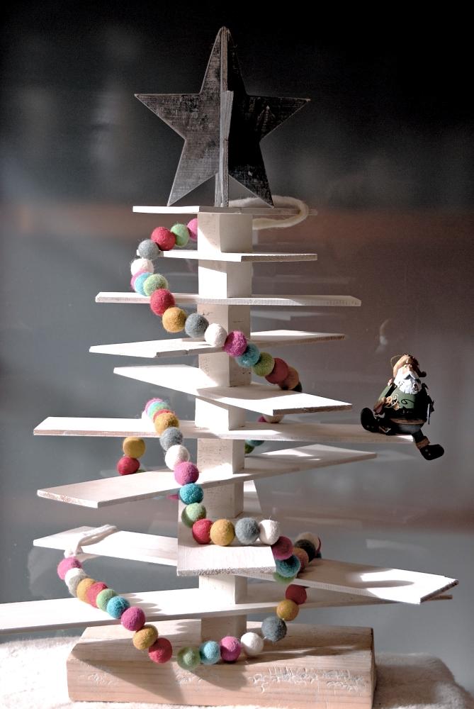 Wooden Christmas Tree by WhenDesignWorks