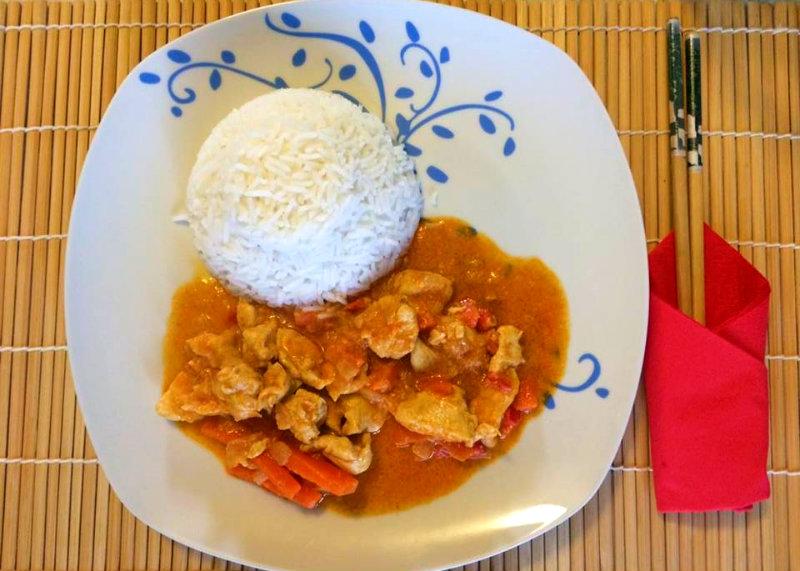 Curry rojo de pollo y verduras