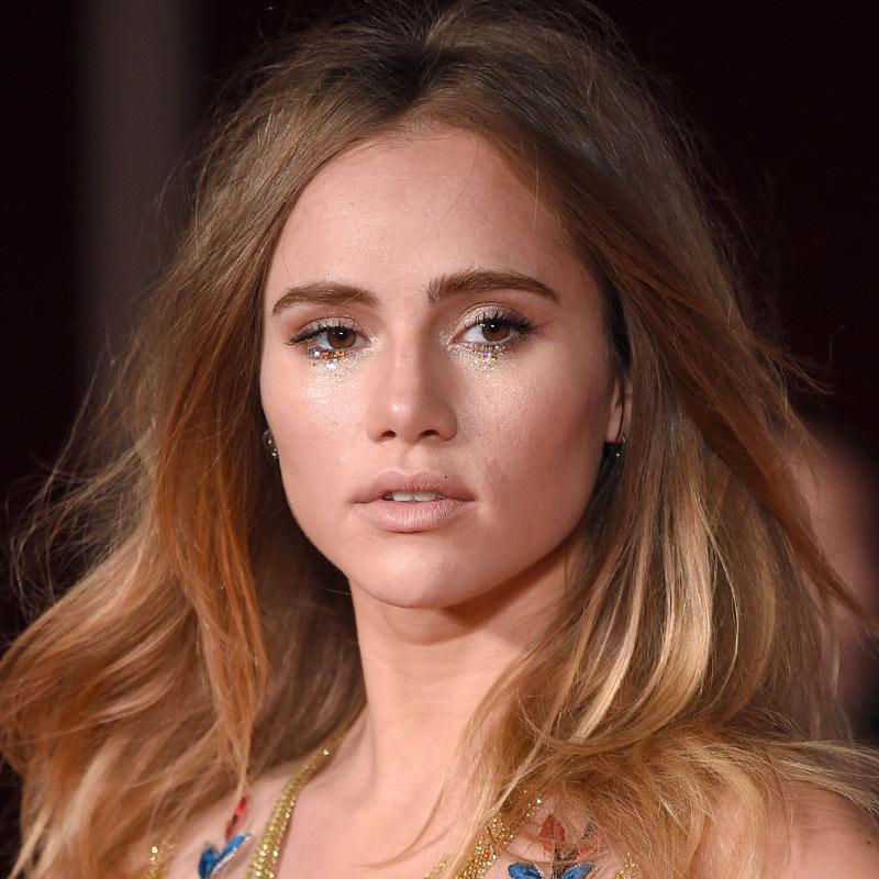 Suki Waterhouse con maquillaje de purpurina