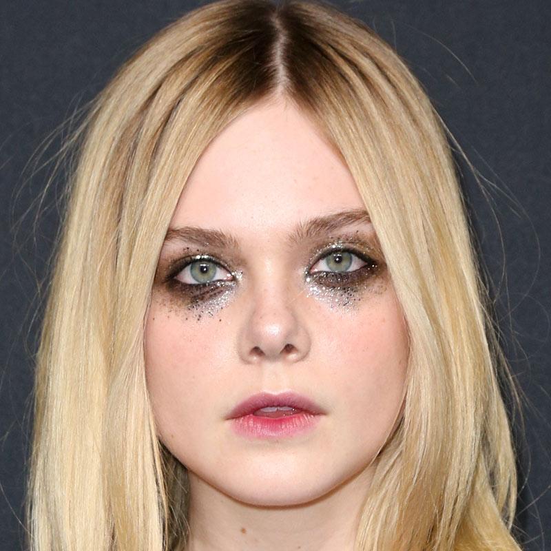 Elle Fanning maquillaje de purpurina