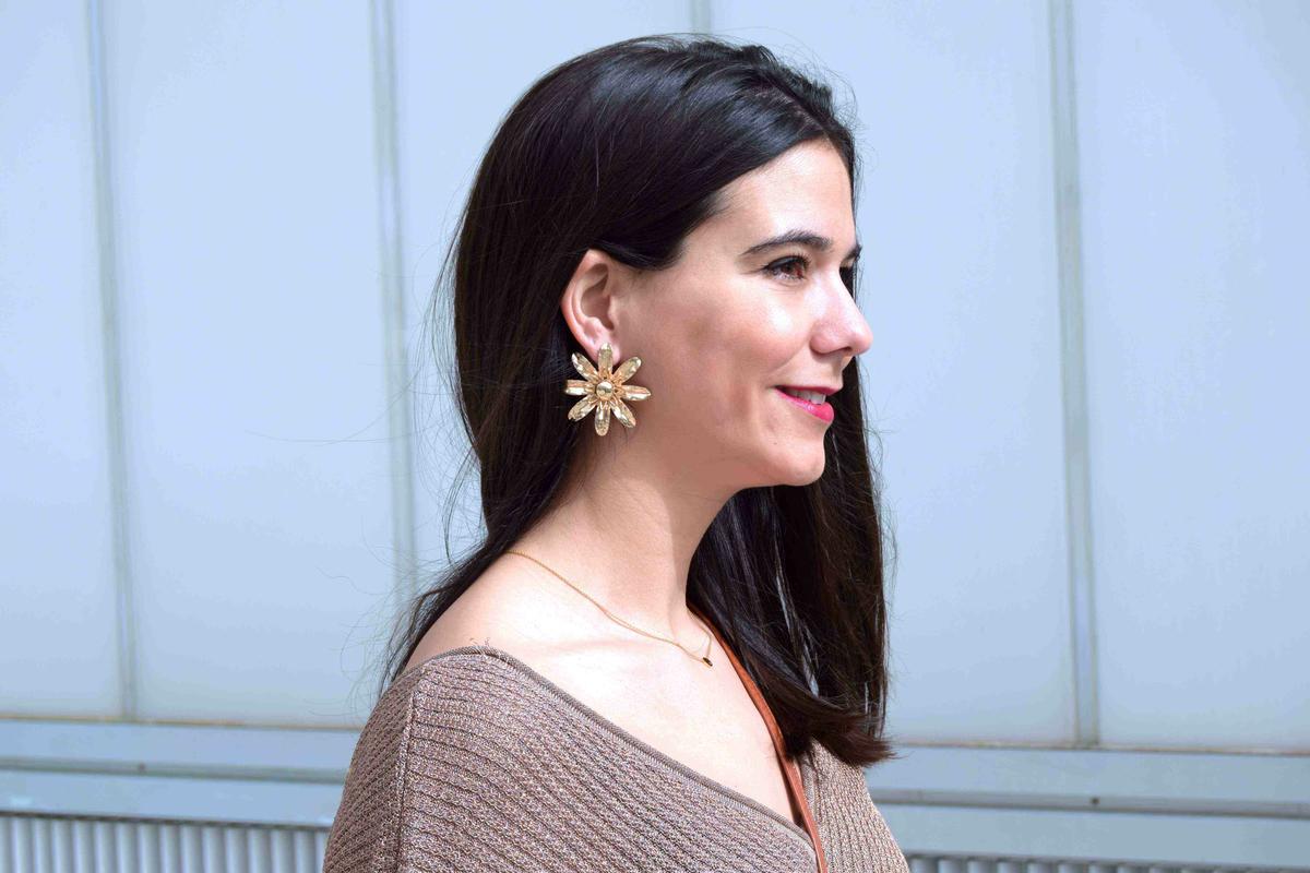 pendientes dorados forma de flor