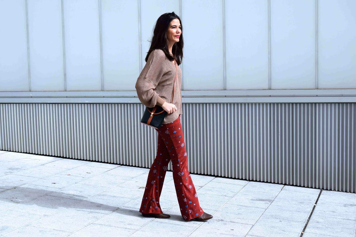 look con pantalones de campana moda