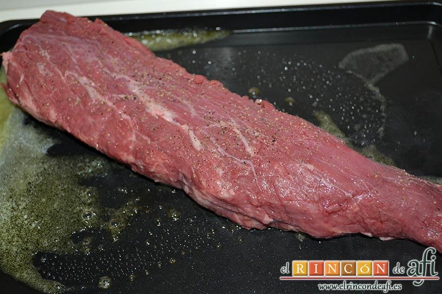 Solomillo de ternera en salsa con pastel de bacon y puré de papas, salmpimentar el solimillo y sellar en la plancha untada de mantequilla