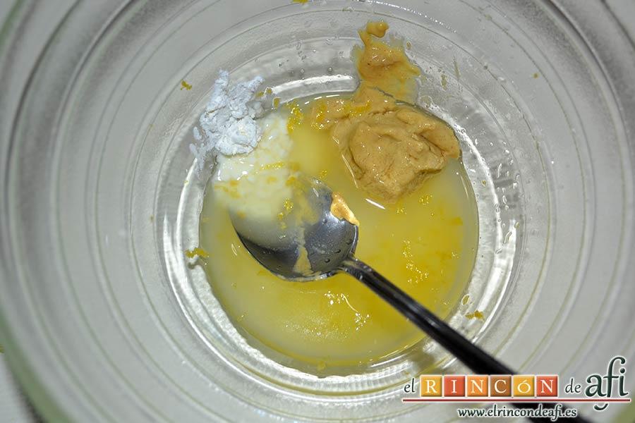 Solomillo de ternera en salsa con pastel de bacon y puré de papas, introduce en un bol para microondas el zumo de limón y la ralladura, la maizena y la mostaza