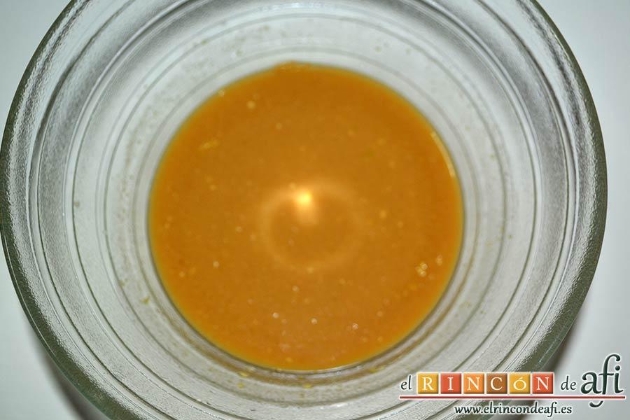 Solomillo de ternera en salsa con pastel de bacon y puré de papas, añadir el caldo de carne, remover bien y calentar