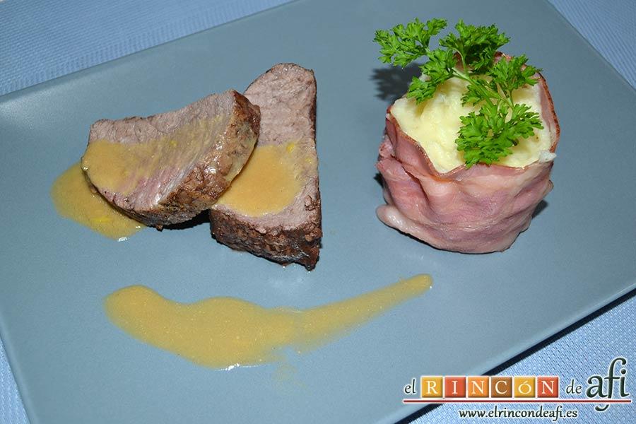 Solomillo de ternera en salsa con pastel de bacon y puré de papas, sugerencia de presentación