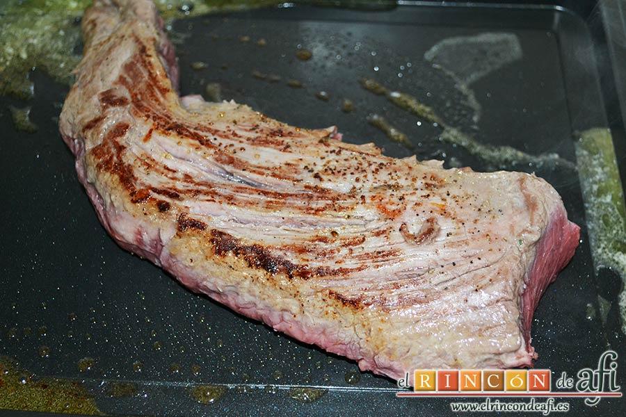 Solomillo de ternera en salsa con pastel de bacon y puré de papas, sellar por todos lados