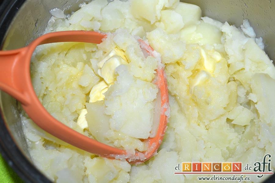 Solomillo de ternera en salsa con pastel de bacon y puré de papas, macharcar las papas sancochadas con mantequilla