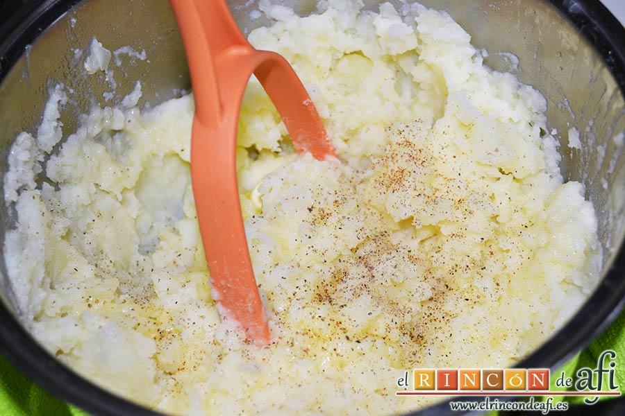 Solomillo de ternera en salsa con pastel de bacon y puré de papas, añade pimientas molidas y una pizca de nuez moscada rallada