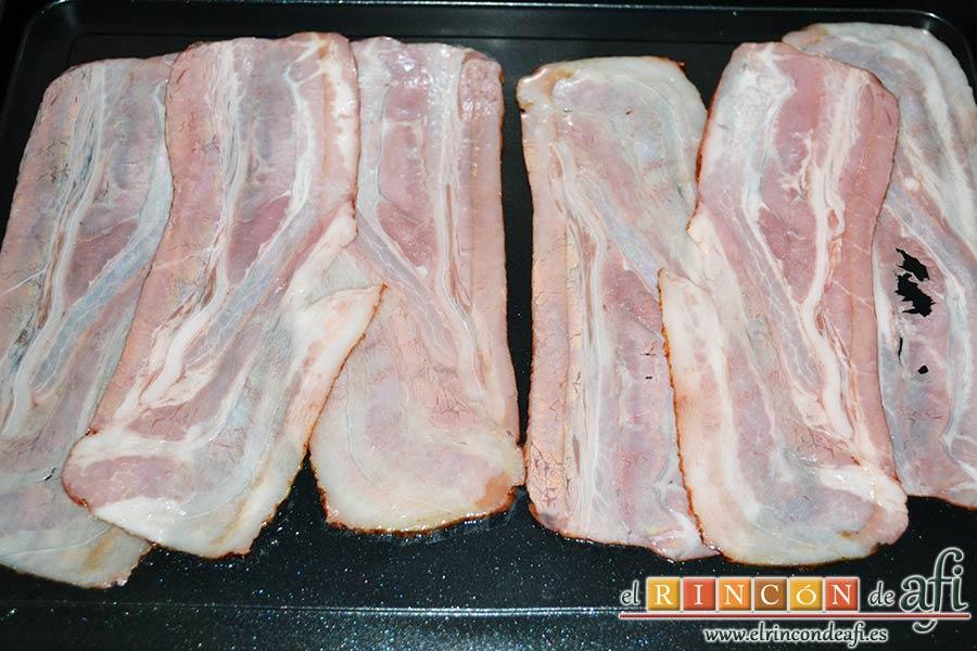 Solomillo de ternera en salsa con pastel de bacon y puré de papas, pasa las lonchas de banco por la plancha sin aceite