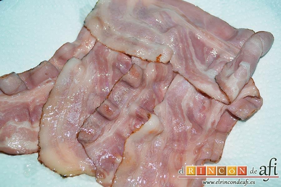 Solomillo de ternera en salsa con pastel de bacon y puré de papas, dar la vuelta y reservar sobre papel de cocina