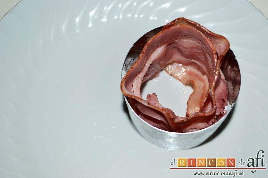 Solomillo de ternera en salsa con pastel de bacon y puré de papas, usa un aro para formar el pastelito con bacon