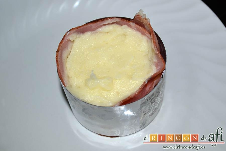Solomillo de ternera en salsa con pastel de bacon y puré de papas, rellénalos con el puré de papas