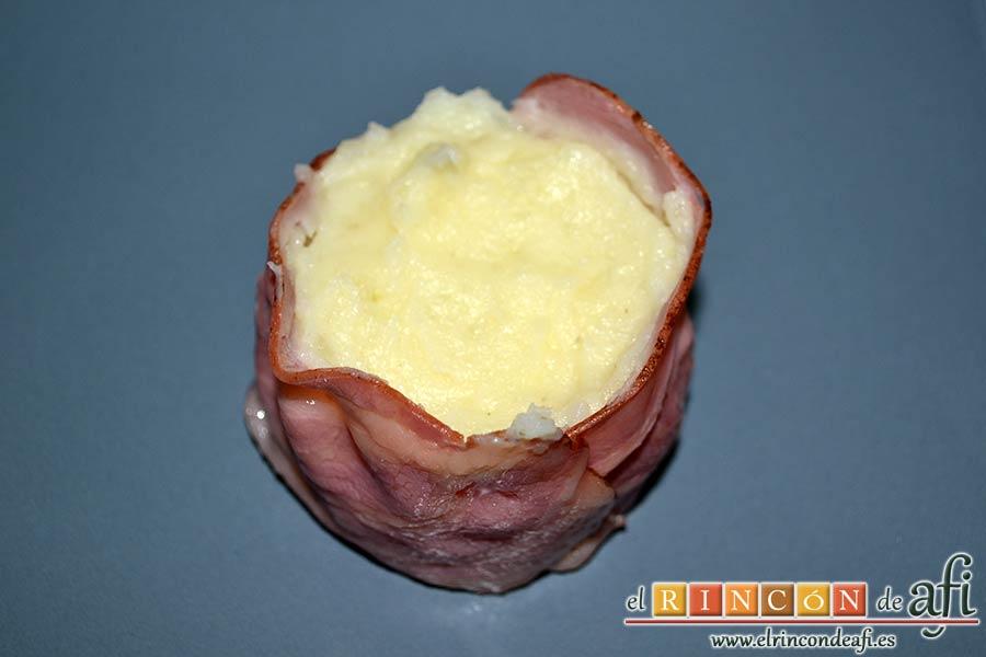 Solomillo de ternera en salsa con pastel de bacon y puré de papas, colócalo en el plato de servir y retira el aro