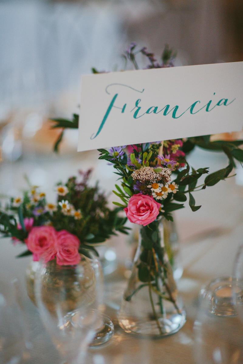 Decoración floral para una boda al aire libre 