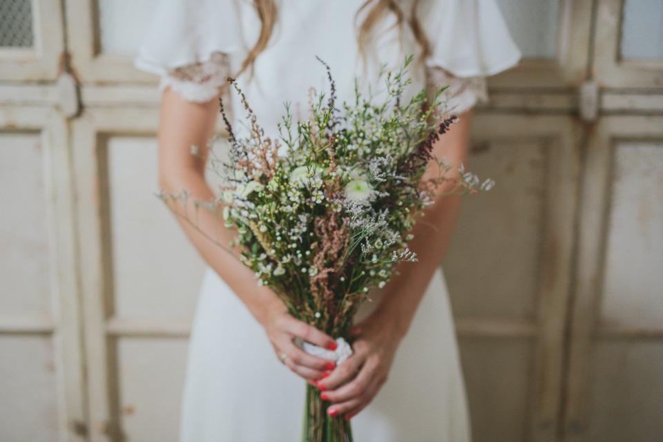 Ramo de novia silvestre para una boda al aire libre