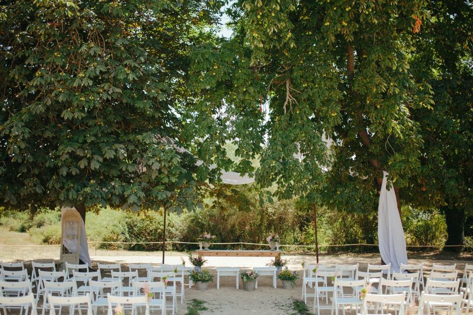 Ceremonia al aire libre para una boda desenfadada