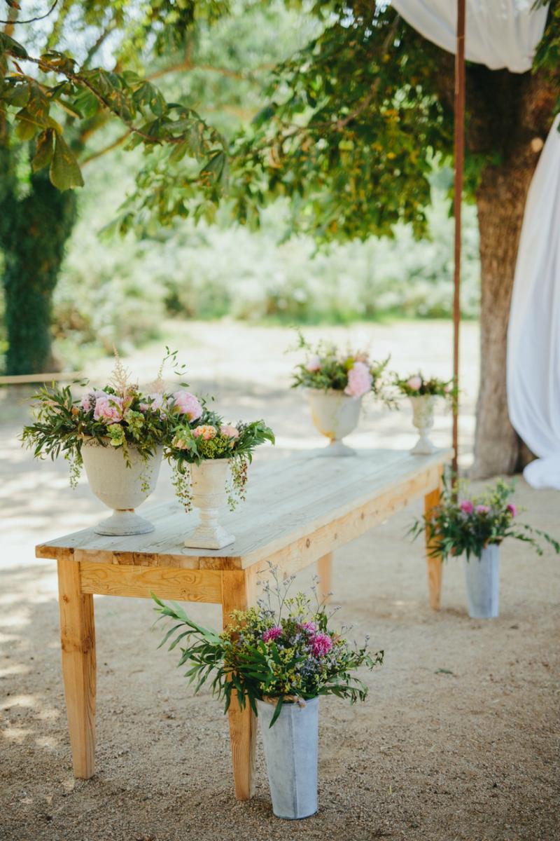 Decoración floral para una boda al aire libre 