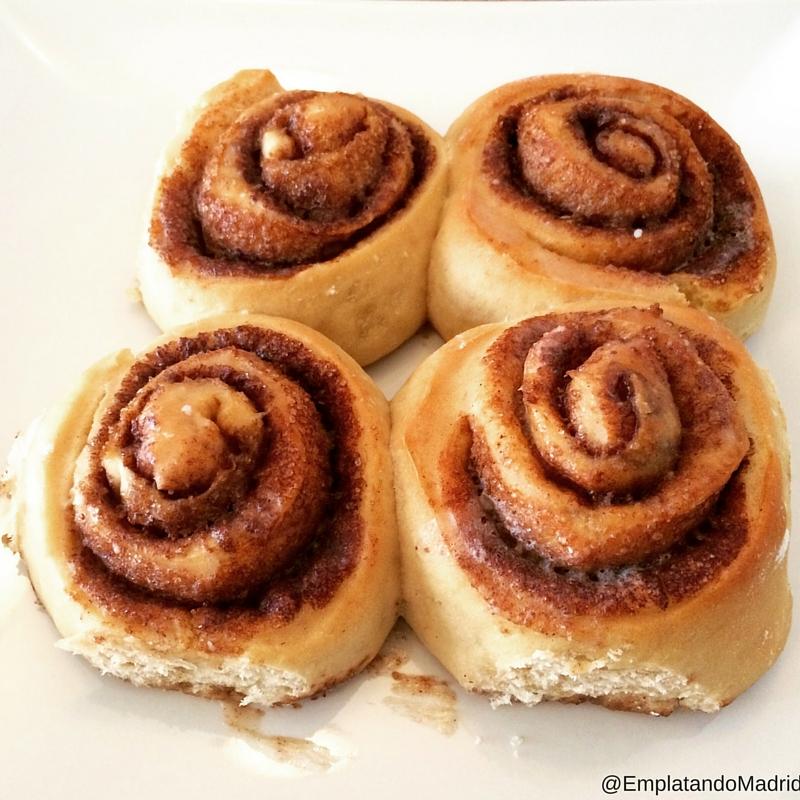 Pon el glaseado apenas salgan del horno.