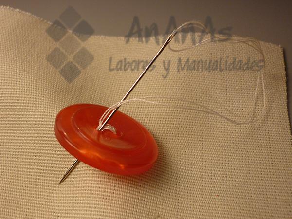 pasar-el-hilo-entre-la-tela-y-el-boton