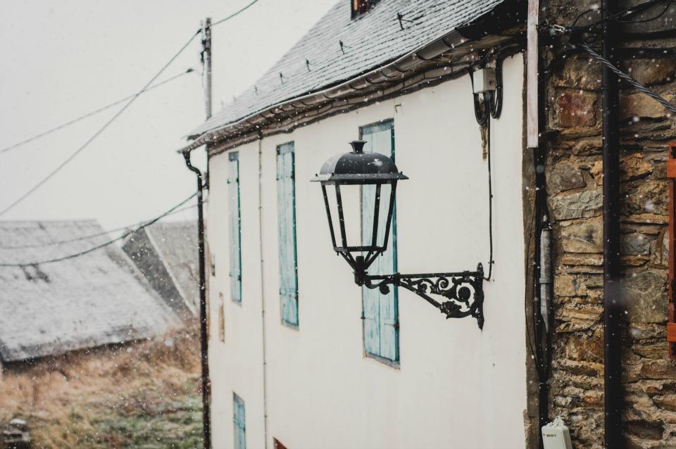 Una boda invernal por Blanco y Caramelo en All Lovely Party