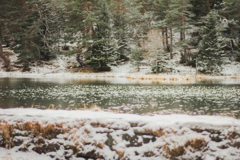 Una boda invernal por Blanco y Caramelo en All Lovely Party