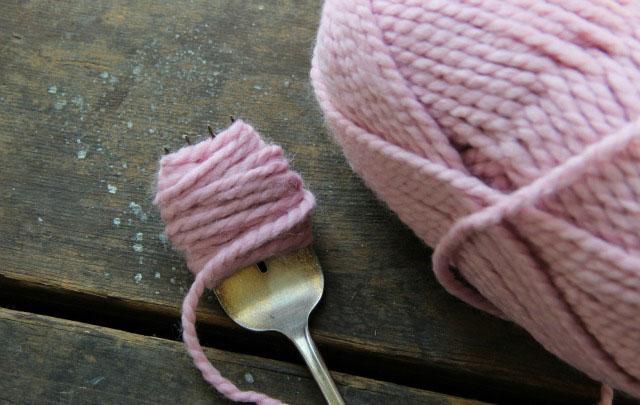 adornar la casa con pompones enrollar tenedor