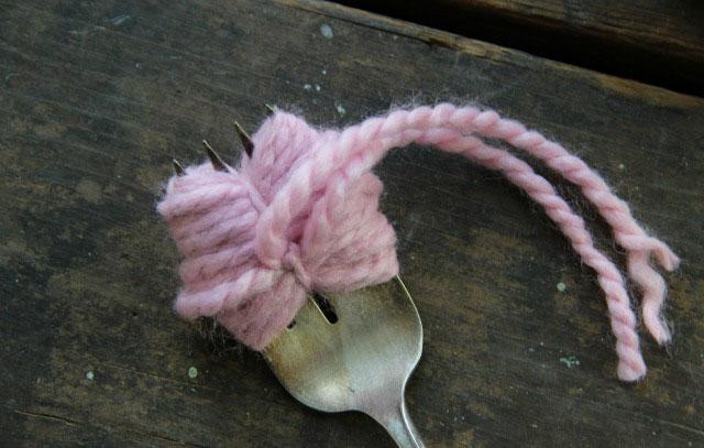 adornar la casa con pompones tenedor atar