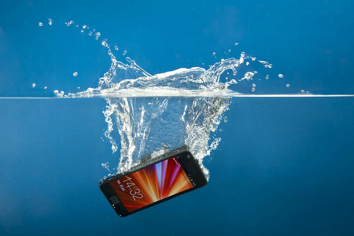 Smartphone mojad. Inmersión en agua