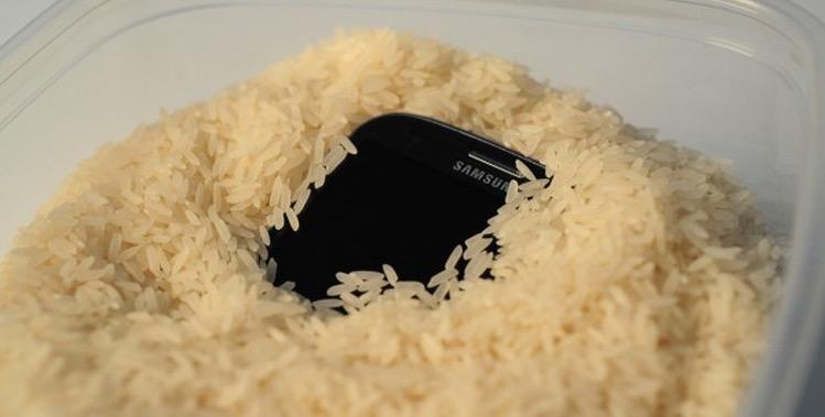 Smartphone mojado, cubierto de arroz durante una noche