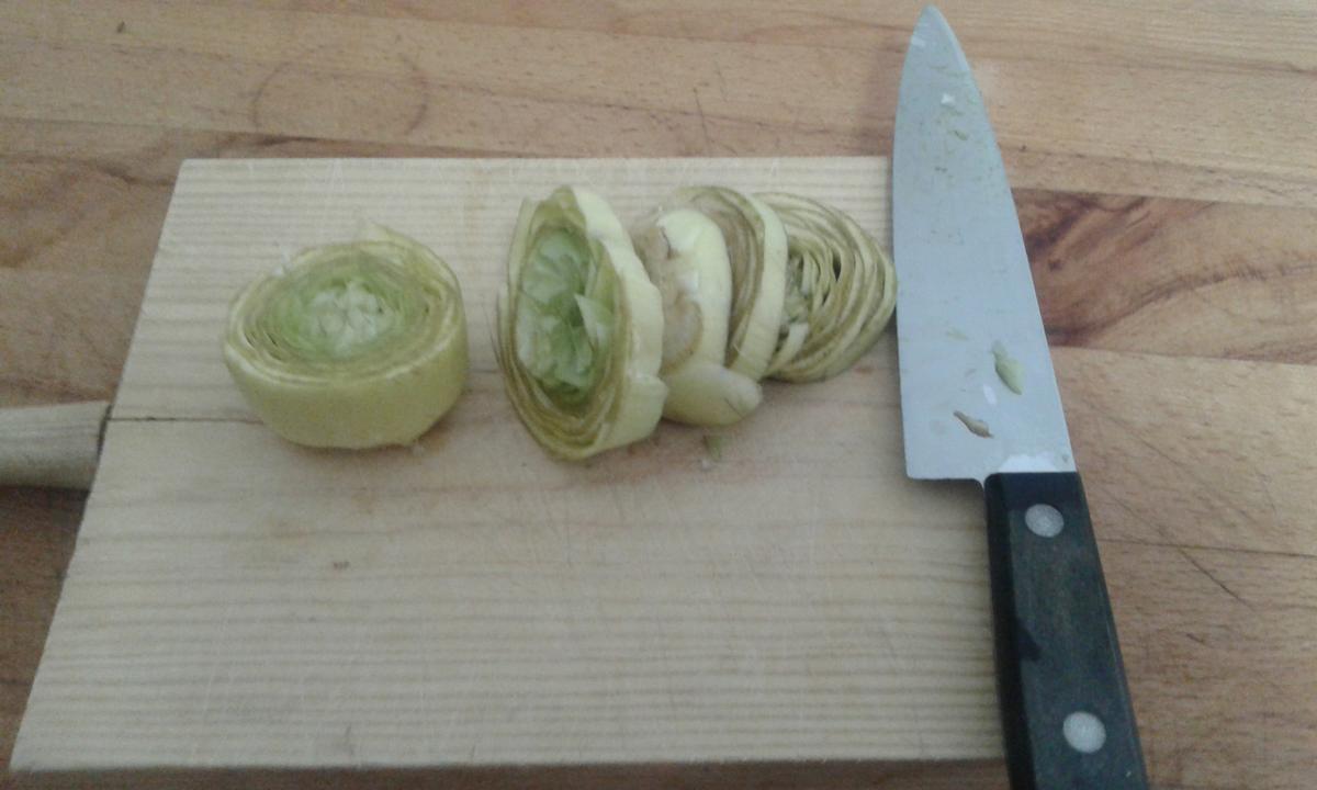 Laminamos las alcachofas para tortilla de alcachofas