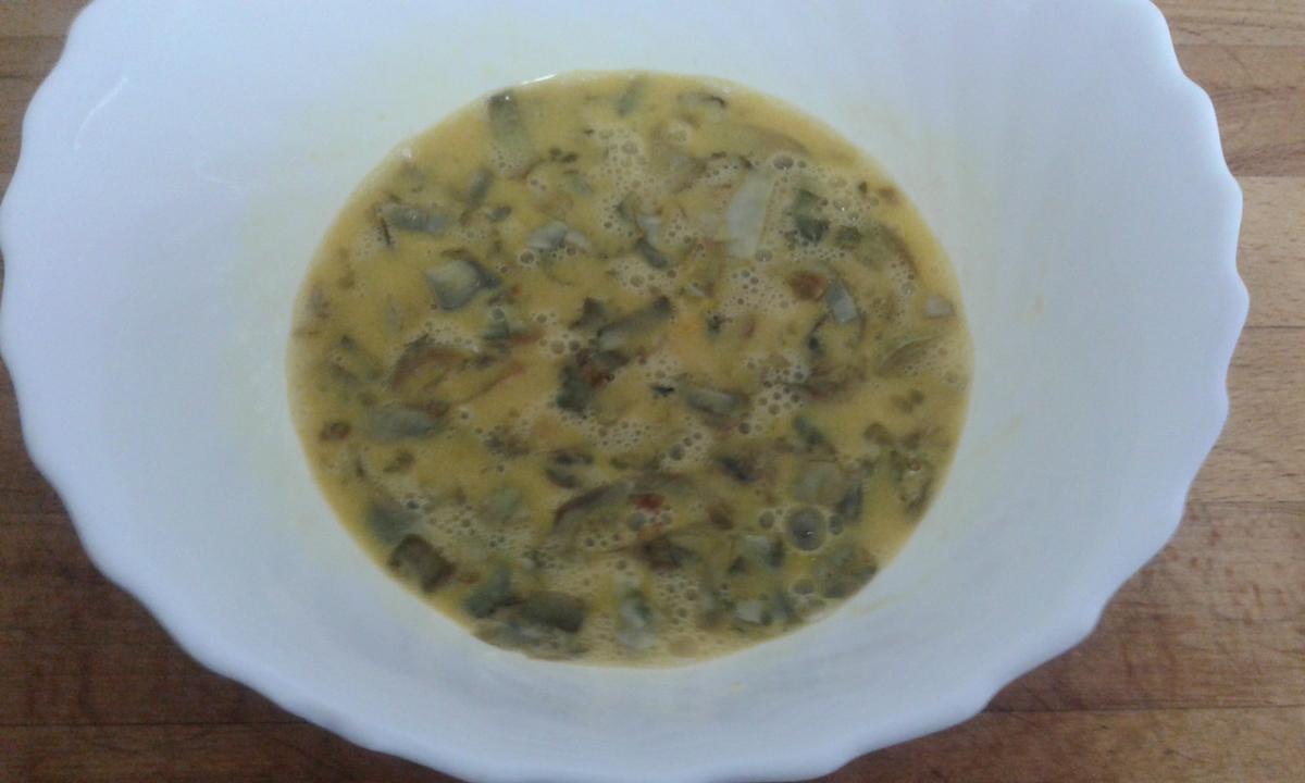 Mezclamos el huevo batido con las alcachofas