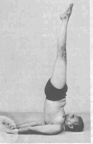 Iyengar haciendo la postura de salaba sarvangasana