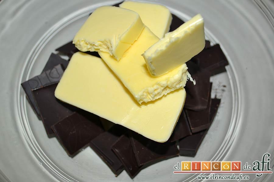 Brookies, en un bol de cristal ponemos el chocolate troceado con la mantequilla y las derretimos al microondas