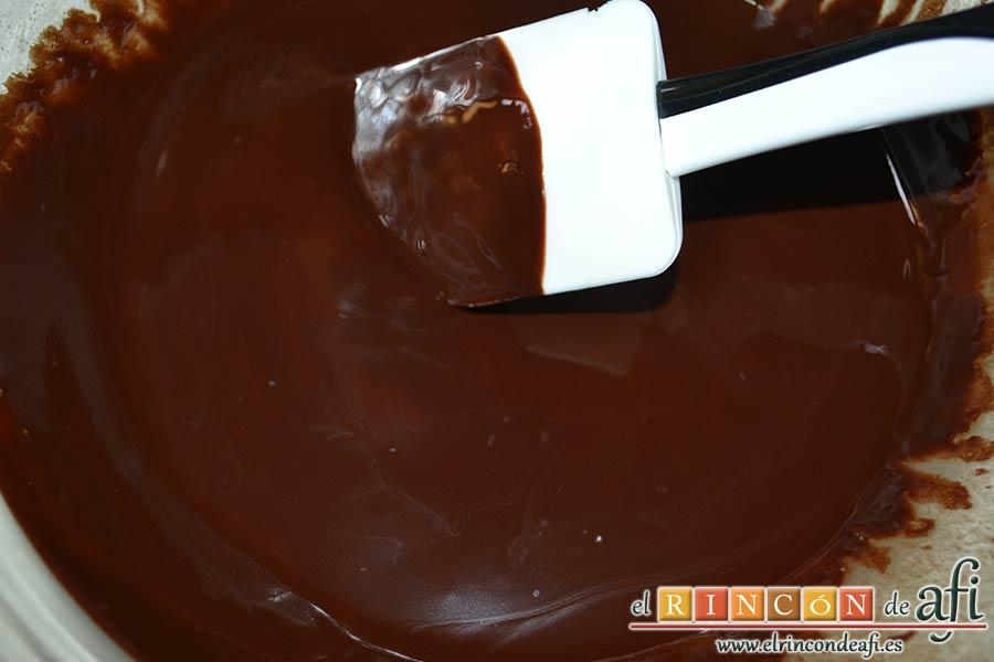 Brookies, mover bien con la espátula hasta derretir el chocolate