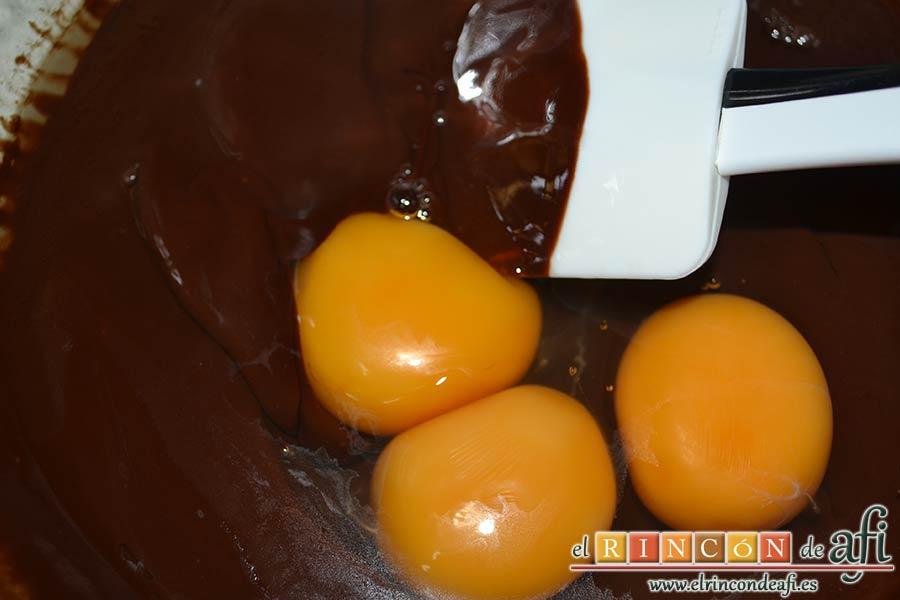 Brookies, dejamos atemperar y añadimos los huevos