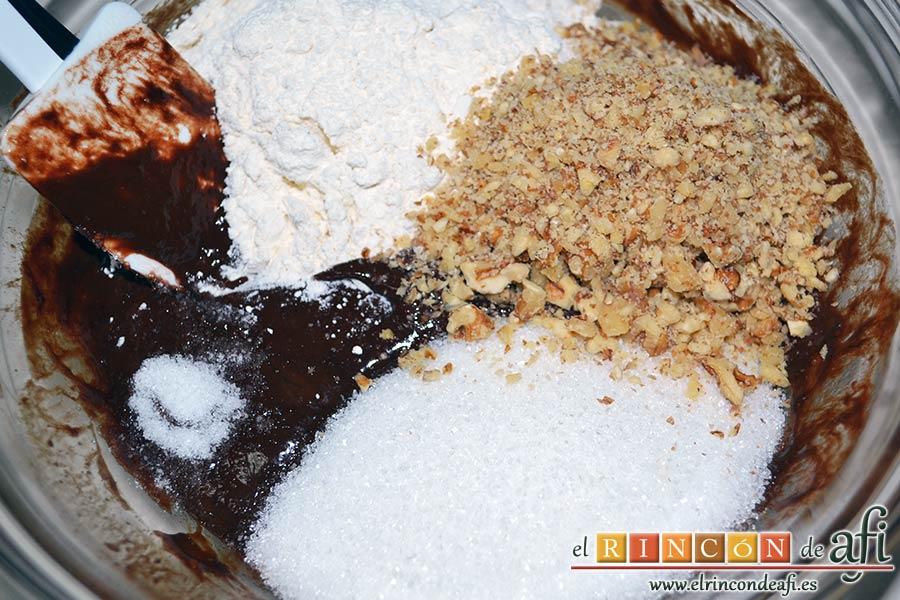 Brookies, añadimos la harina, las nueces troceadas, el azúcar y la sal