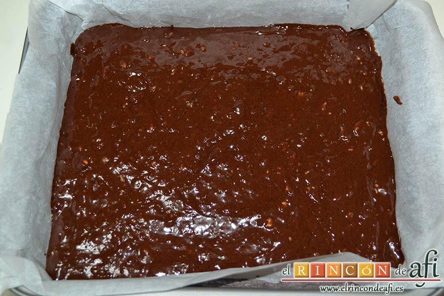 Brookies, verter la mezcla en molde forrado de papel vegetal