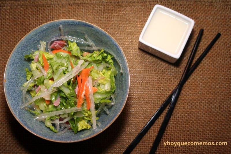 ensalada-china-con-salsa-agridulce-blanca