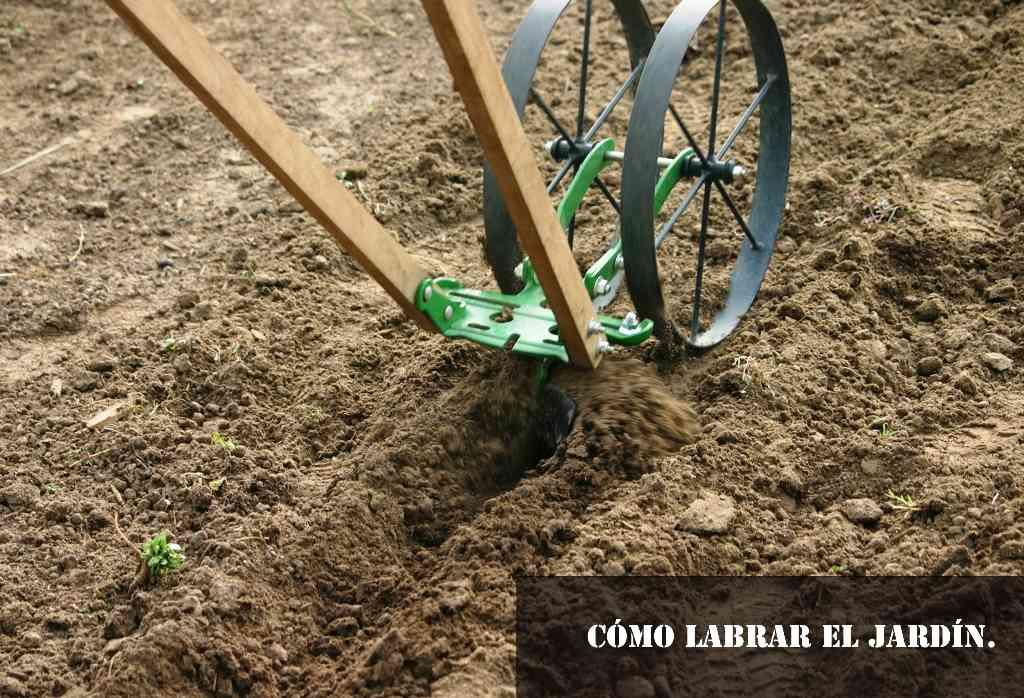 como labrar la tierra de jardín.