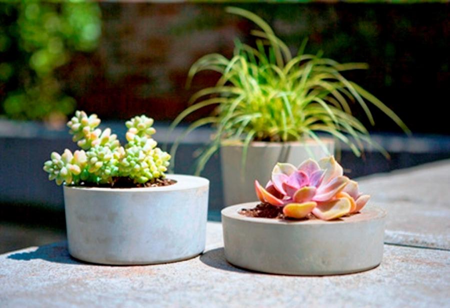 Orificios de drenaje en jardineras y macetas.