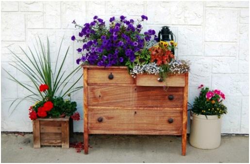 Cómo usar muebles del interior de casa en el jardín. | Decoración