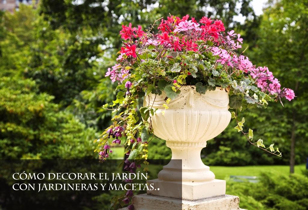 Decorar jardin con jardineras y macetas