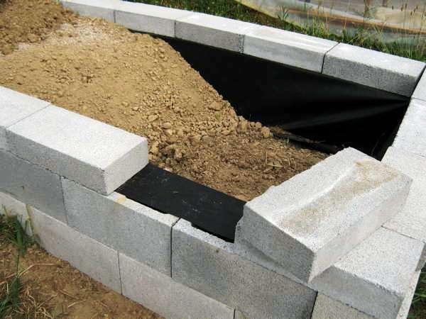 cama elevada para jardin de bloques