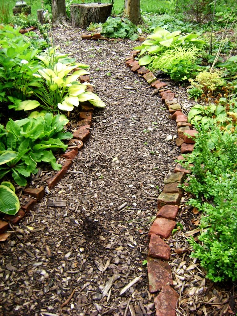 camino jardin con cortezas