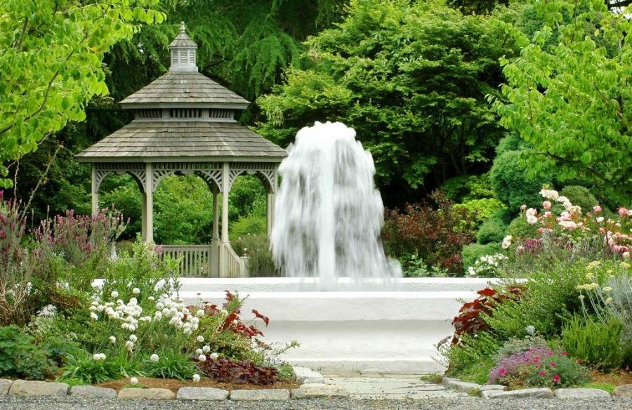 Instalar una fuente en el jardín para reducir el estrés del día a día.
